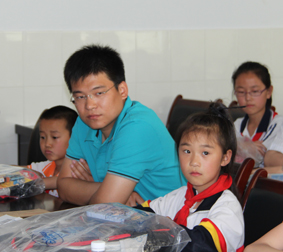 集團熱心公益 資助貧困小學(xué)生